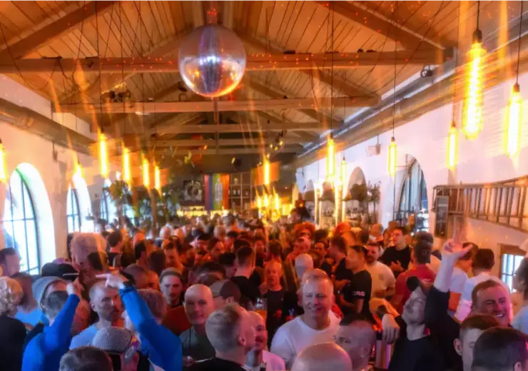 arosa gay ski week apres-ski