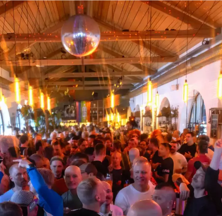 arosa gay ski week apres-ski